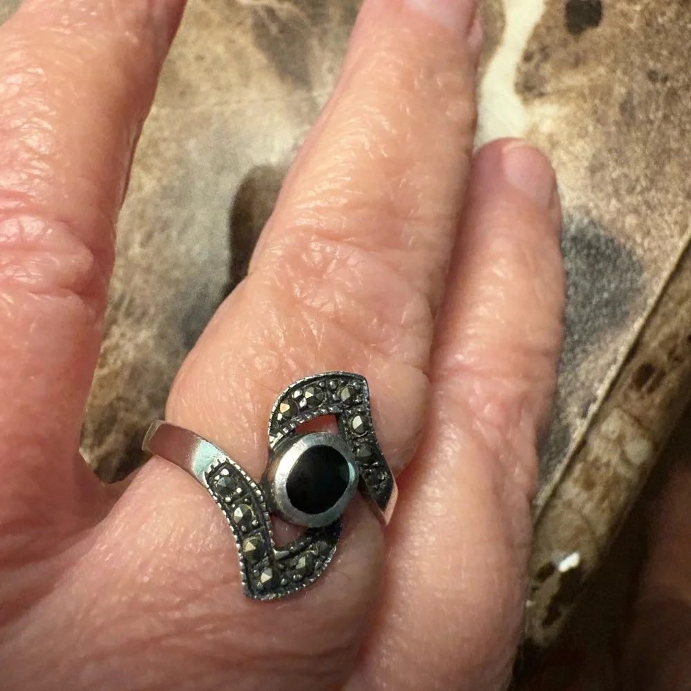 GUC stamped .925 marcasite ring size 8.5